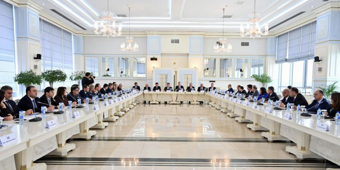 Hüquqi Ekspertiza və Qanunvericilik Təşəbbüsləri Mərkəzinin İcraçı direktoru Milli Məclisdə “Ümummilli Lider Heydər Əliyev müstəqil Azərbaycan Konstitusiyasının müəllifidir” mövzusunda keçirilən elmi-praktik konfransda iştirak edib